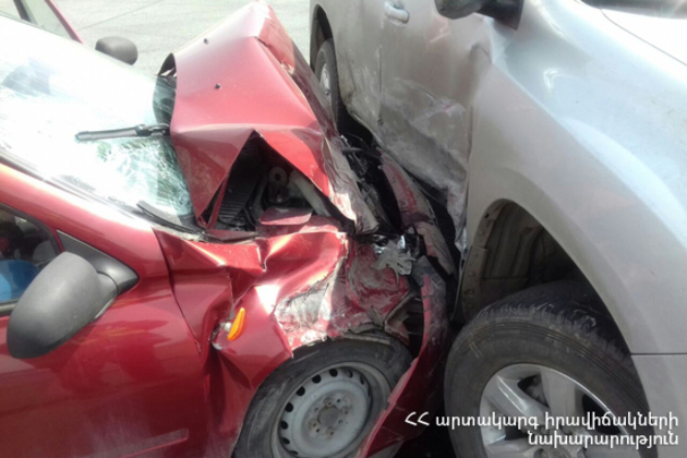 Столкновение "Жигулей" и Mercedes ранило двоих в Армении