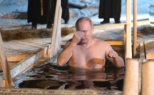 Путин присоединился к крещенским купаниям