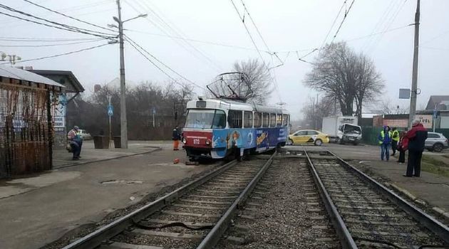 Грузовик "спихнул" с рельсов трамвай в Краснодаре