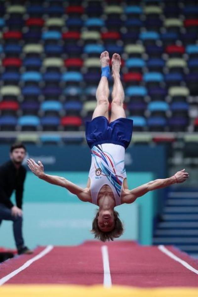 Азербайджанские гимнасты продолжают активно готовиться к Кубку мира по прыжкам на батуте