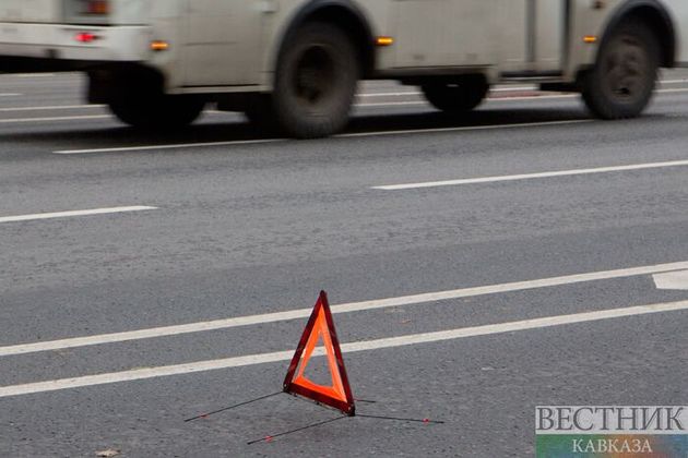 На регулируемом перекрестке в Алматы столкнулись Mazda и Lada Largus: есть пострадавший