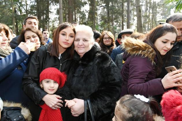 Мехрибан Алиева встретилась с жителями Гянджи в парке культуры и отдыха "Хан багы"