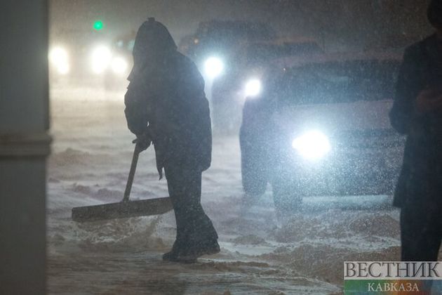 Дорожные службы Грузии борются со снегом на Рикотском перевале