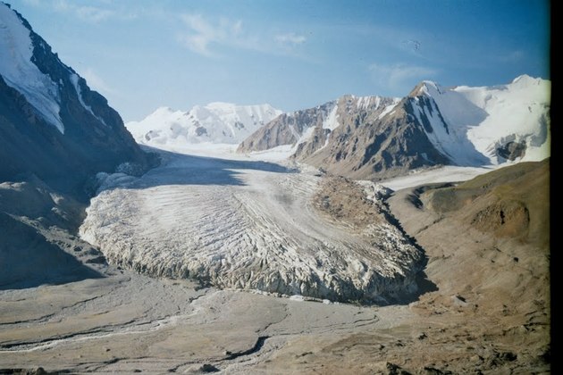 Гигантский ледник сорвался с Эльбруса