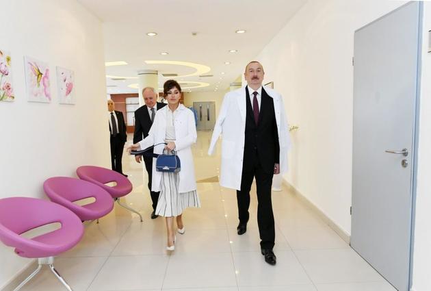 Ильхам Алиев и Мехрибан Алиева подарили квартиру родителям 10-миллионного жителя Азербайджана