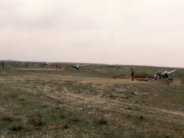 Артиллерийские и ракетные подразделения армии Азербайджана провели учения с боевой стрельбой