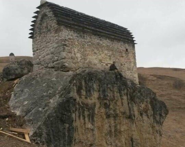 Автор гимна Ингушетии восстановил древний склеп в Биште