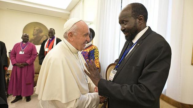 Папа Римский Франциск поцеловал ноги лидерам Южного Судана, призывая их к миру
