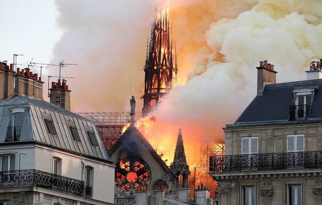 В столице Франции пылает собор Парижской Богоматери (ВИДЕО)