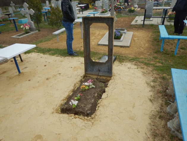 Вандалов, разгромивших кладбище, поймали в Ипатово
