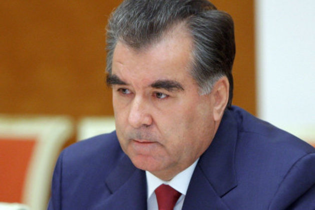 Эмомали Рахмон: поток мигрантов из Таджикистана в Россию сократился в два раза 