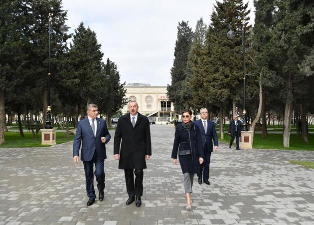 Ильхам Алиев и Мехрибан Алиева посетили реконструированный парк Нефтяников в Баку