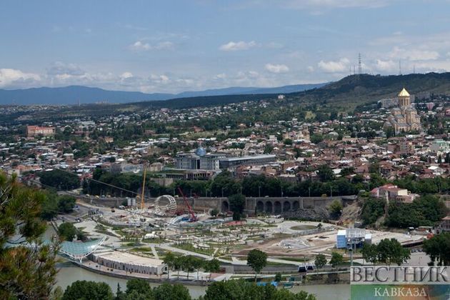 Тбилиси избавляют от пешеходных мостов 