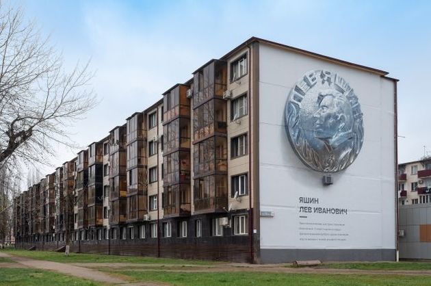 Дом в Грозном на улице Льва Яшина украсили портретом футболиста