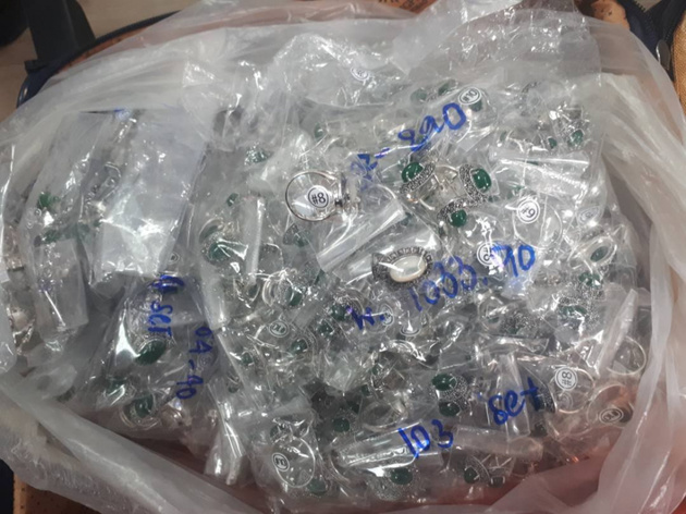Крымские таможенники изъяли у россиянки почти 8 кг контрабандного серебра
