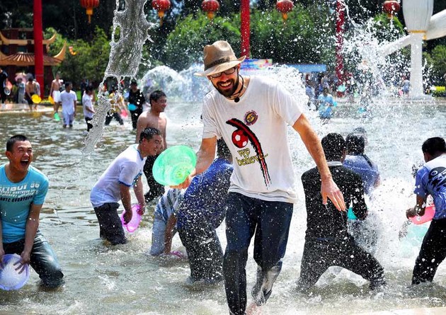 Тбилисские студенты зовут на фестиваль обливания водой в парке Ваке