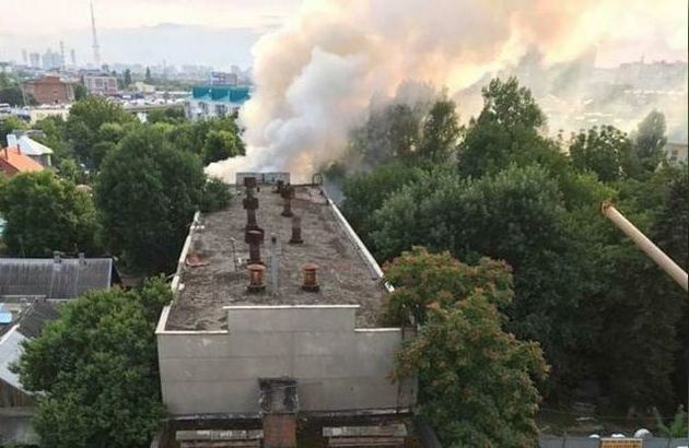 Краснодарские огнеборцы тушат крупный пожар в доме барачного типа