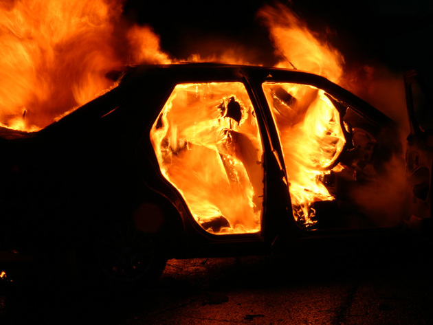 На трассе у Севана сгорел автомобиль, есть пострадавшие