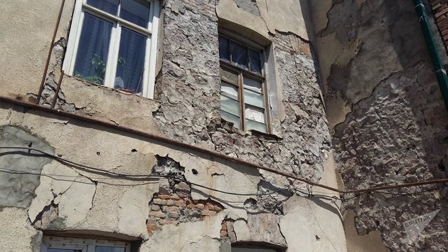 Аварийный дом рухнул в Тбилиси