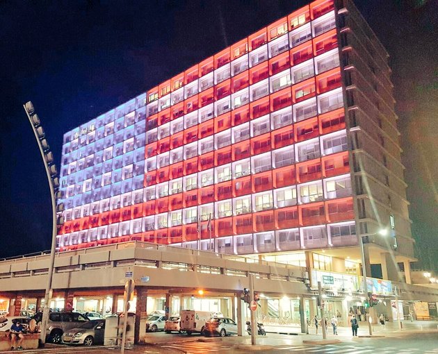 Мэрию Тель-Авива подсветили цветами флага США