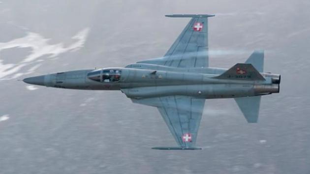 Ил-96 с Песковым и Ушаковым сопроводили два швейцарских истребителя