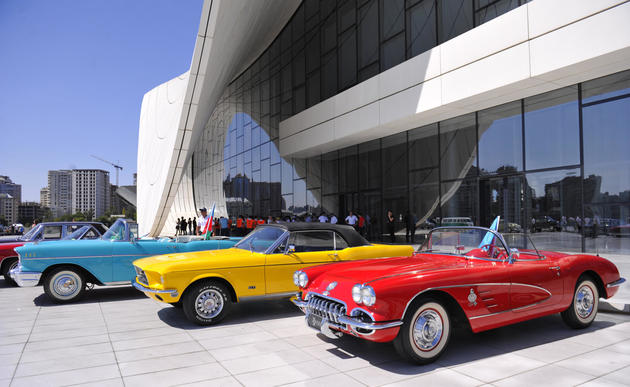 Лейла Алиева посетила выставку классических автомобилей в Баку