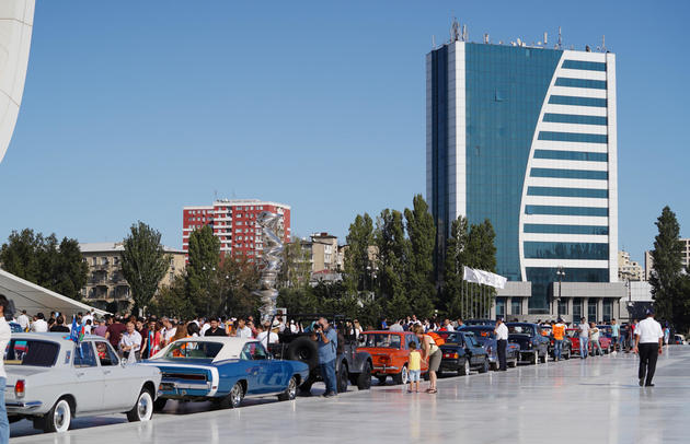 Лейла Алиева посетила выставку классических автомобилей в Баку