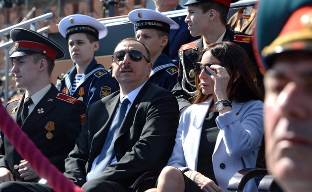 Россия пригласила Ильхама Алиева на парад Победы 2020 года