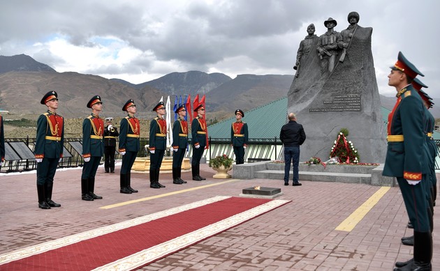 Владимир Путин возложил цветы к памятнику в Ботлихе