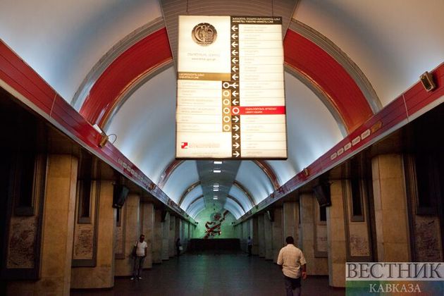Упавший на рельсы метро в Тбилиси парень скончался в больнице 