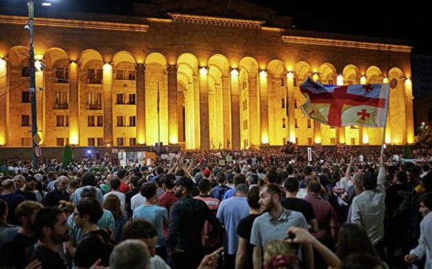 В Тбилиси проходят акции протеста против Зурабишвили и Гахария