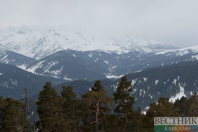 Таджикские спасатели нашли двух потерявшихся в горах российских альпинистов 