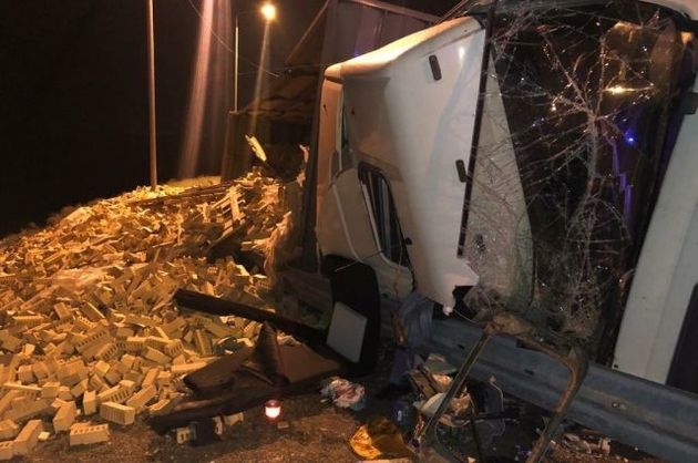 Перевернувшийся на Ставрополье грузовик усеял трассу кирпичами