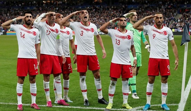 Во Франции призвали УЕФА наказать сборную Турции за воинское приветствие