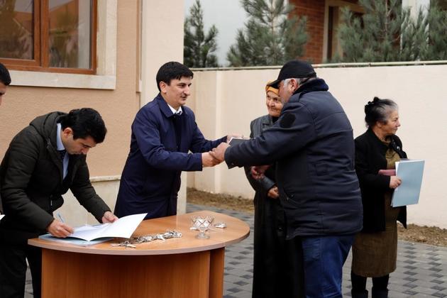Семьи шехидов и инвалидов Карабахской войны получили десять новых частных домов в Гобу