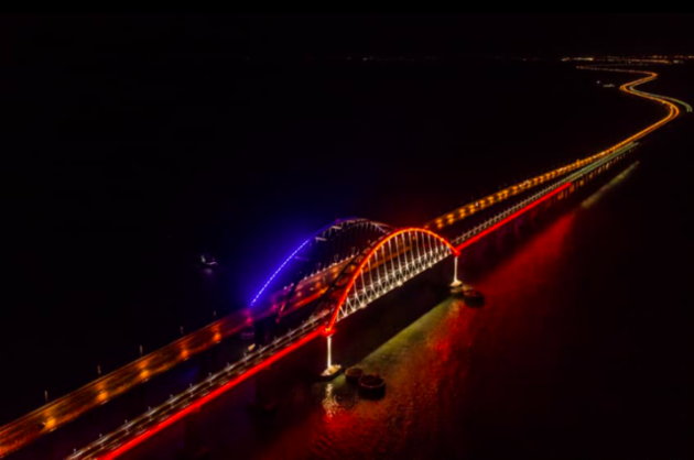 Крымский мост будет встречать поезда цветами российского флага 