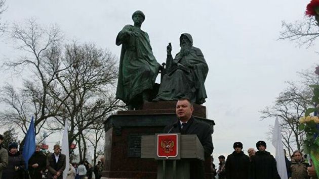 В Керчи открыли монумент единству России и Крыма