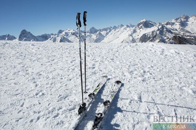 На курорте "Роза Хутор" учат катанию на лыжах и сноуборде