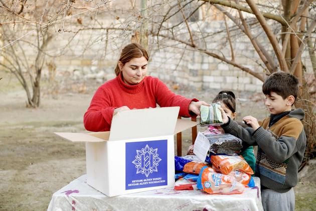 Малообеспеченные семьи получили праздничные подарки от Фонда Гейдара Алиева