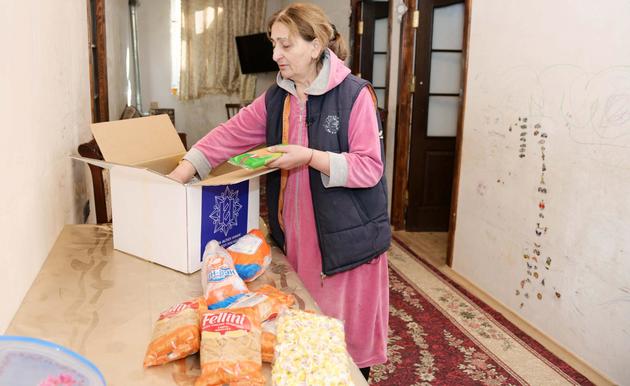 Малообеспеченные семьи получили праздничные подарки от Фонда Гейдара Алиева