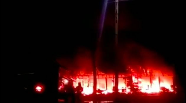 Кубанские огнеборцы тушили крупный пожар в торговом центре Лабинска