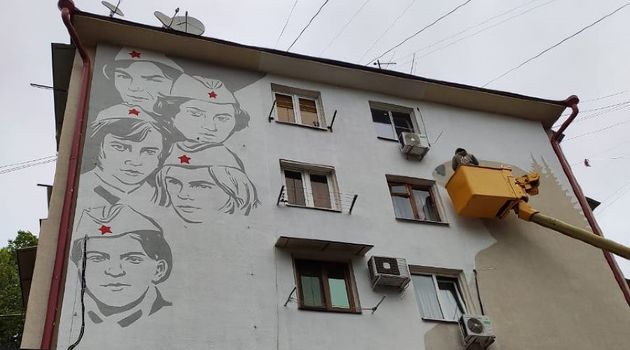 Жилой дом в Сочи украсили граффити героинь фильма "А зори здесь тихие"
