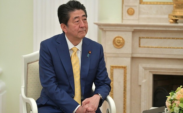 Абэ поможет Суга в переговорах с Россией по мирному договору