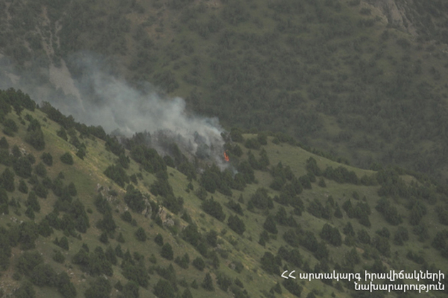 Хосровский заповедник второй день горит в Армении