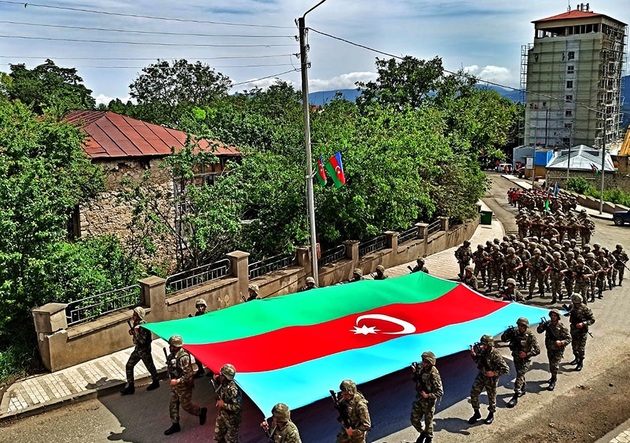 Военнослужащие ВС Азербайджана отметили День республики в Шуше