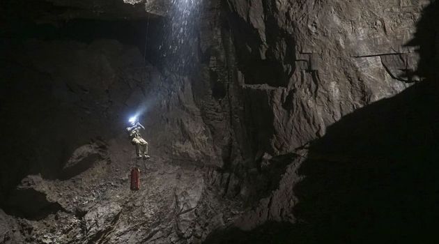 Абхазские спасатели достали из пещеры тело пропавшего в прошлом году туриста