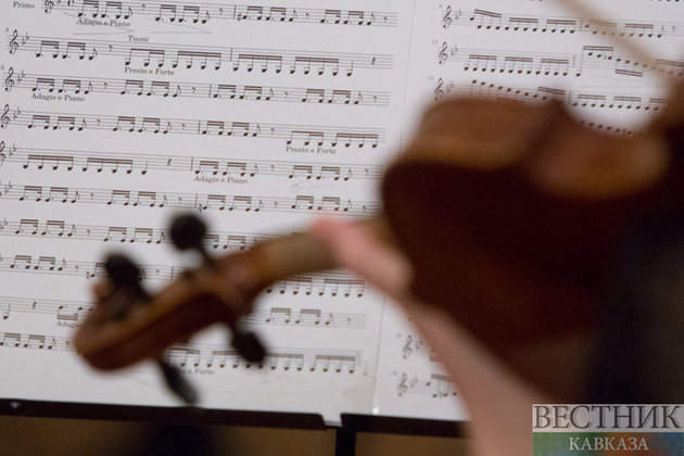 Евреи и скрипка -  традиция, помогающая "не сломать шею"
