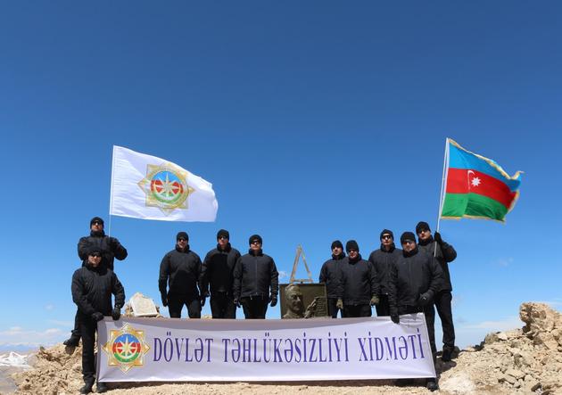 СГБ Азербайджана на вершине Пика Гейдара