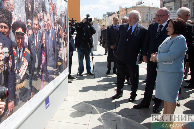 Открытие фотовыставки возле ТАСС к 100-летию Гейдара Алиева