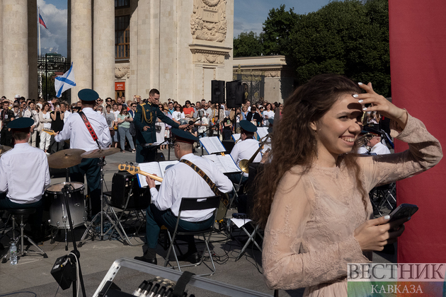 Выступление оркестра в Парке Горького по случаю Дня ВМФ России